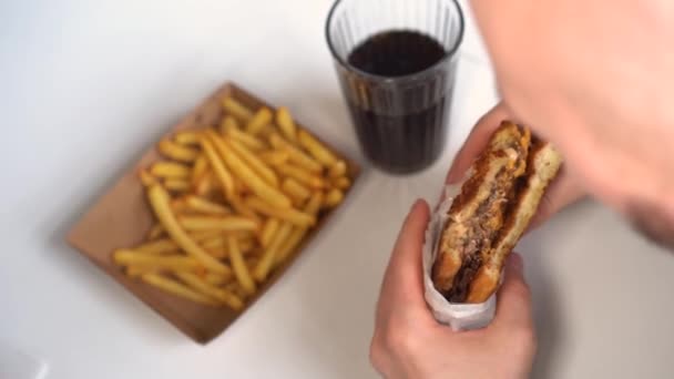 Homem Comendo Hambúrguer Restaurante Desfrutando Delicioso Hambúrguer Suculento Batatas Fritas — Vídeo de Stock
