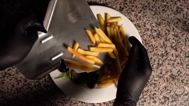 Konzept Von Junk Food Und Essen Freien Mann Kocht Traditionelle — Stockvideo