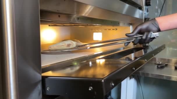 Der Koch Holt Das Fertige Fladenbrot Aus Dem Ofen Zeitlupe — Stockvideo