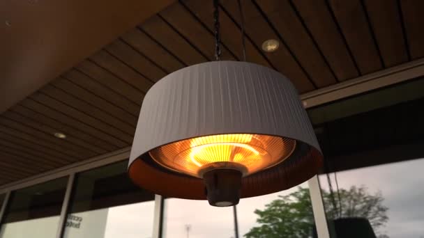 暖かいライトが付いているレストランの屋外のテラス熱ランプ — ストック動画
