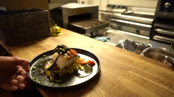 Lezzetli Restoranda Lüks Yemekler Sebzelerle Servis Edilen Balıklar Garson Masaya — Stok video
