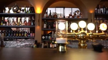 Barın içi. Şık bir çatı katı tarzı bar. Boş bir restoranda bar tezgahı. Gerçekçi 3d görselleştirme.