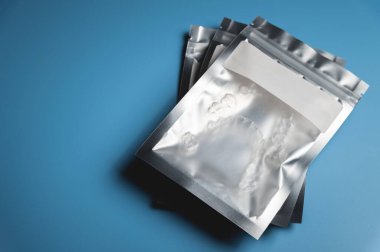 Diş düzeltmesi için ortodontolojik bireysel hizalayıcı, düz çizgi.