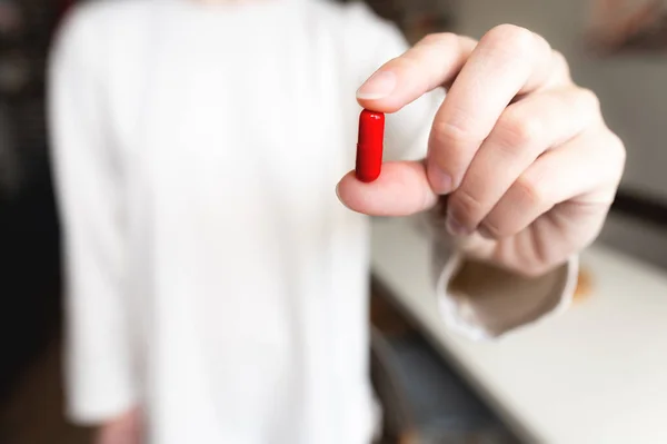 Kéz Egy Kapszulát Vagy Tablettát Tart Közelről Egy Keze Aki — Stock Fotó
