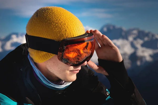 Retrato Atleta Esquiador Profissional Uma Jaqueta Azul Máscara Preta Laranja — Fotografia de Stock