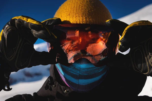 Σκιέρ Γυαλιά Σκι Αντανάκλαση Των Χιονισμένων Βουνών Αυτά Πορτραίτο Ενός — Φωτογραφία Αρχείου