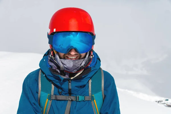 开朗的滑雪滑雪开始之前看着相机 快乐的人享受在冬季假期 微笑登山滑雪的冬装滑雪设备与副本空间 — 图库照片