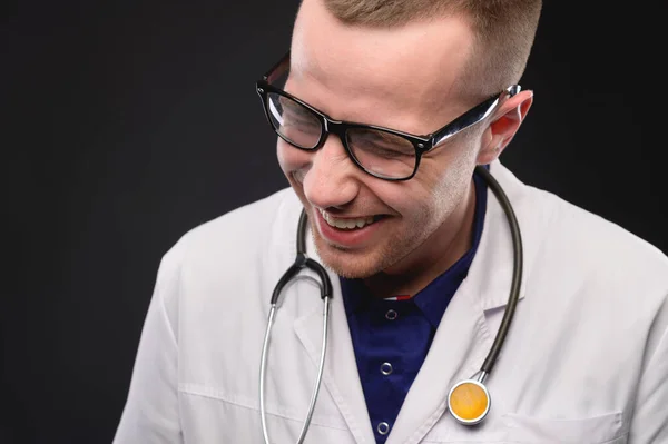 Beyaz Önlüklü Beyaz Bir Doktor Gülüyor Eğleniyor Siyah Arka Planda — Stok fotoğraf