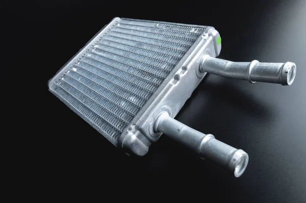 Nieuwe Interieurverwarming Radiator Een Zwarte Achtergrond Aluminium Radiator Onderdelen — Stockfoto