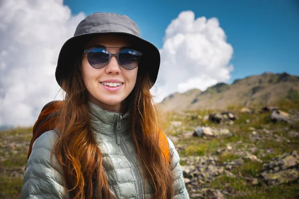 Retrato Viajante Nas Montanhas Conceito Aventura Viagens Caminhadas Mulher Feliz — Fotografia de Stock