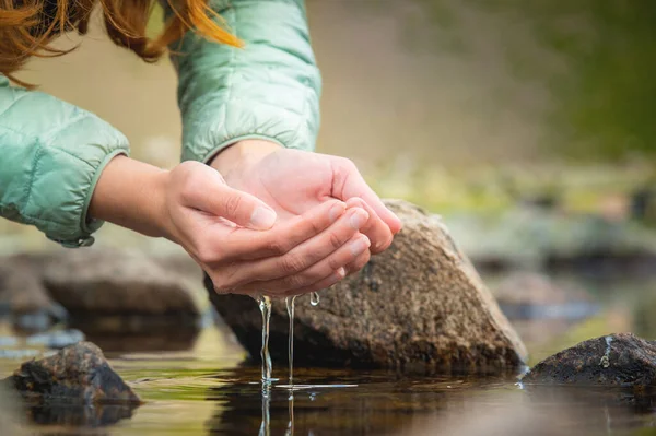 Ręce Woda Zbliżenie Kobiety Czerpiącej Wodę Górskiego Jeziora Jej Rękach — Zdjęcie stockowe