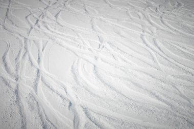 Dağda kar üzerinde kayak ve snowboard izleri var. İnsanlar yok, üst manzara..