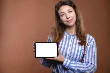 Gözlüklü genç kadın gülümsemeli tablet bilgisayar ekranı, iş kadını konsepti, stüdyo portresi.