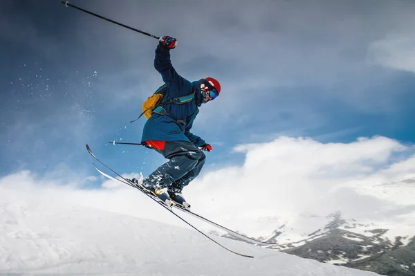 男子滑雪者从山上跳下 形成雪柱 冬季极限运动 下坡滑雪 — 图库照片