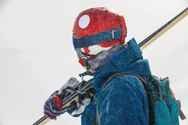 Вид Сбоку Мужчина Лыжами Плече Стоит Горах Смотрит Снежную Метель — стоковое фото