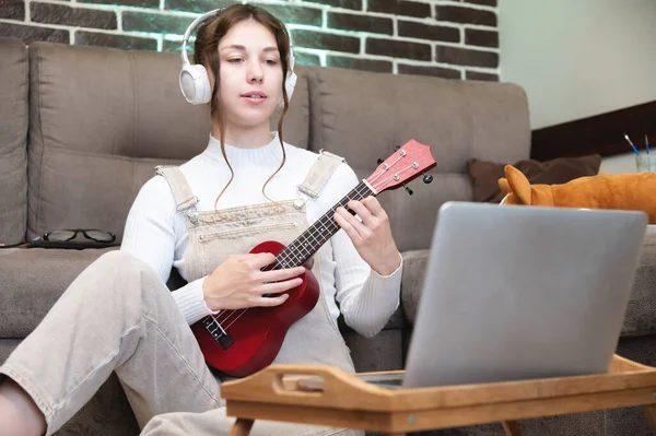 Młoda Piękna Kobieta Siedzi Podłodze Domu Uczy Się Grać Gitarze — Zdjęcie stockowe