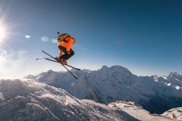 Winterurlaub Skigebiet Skifahrer Fliegen Schnell Der Luft Und Machen Einen — Stockfoto