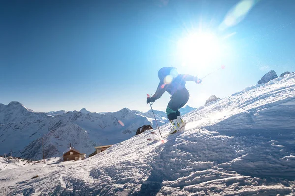 스키를 여자는 지대에서 산비탈을 내려오고 있습니다 스포츠와 활동적 — 스톡 사진