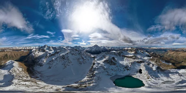 Karla Kaplı Dağ Manzarası Turkuaz Göl Bulutlarla Güneşli Bir Gün — Stok fotoğraf