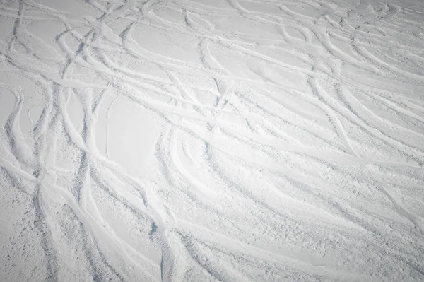 Ίχνη Από Σκι Και Snowboard Στο Χιόνι Στην Πλαγιά Του — Φωτογραφία Αρχείου