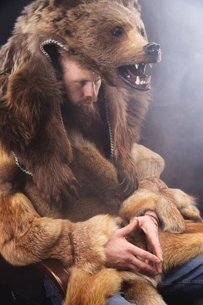 Pračlověk Medvědí Kůži Vážný Vousatý Muž Středověký Kostým — Stock fotografie