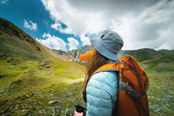 Başarılı Bir Turist Yüksek Dağların Yakınındaki Yeşil Bir Çayırda Içer — Stok fotoğraf