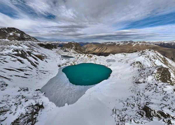 Widok Lotu Ptaka Jezioro Lodowcowe Ośnieżone Szczyty Górskie Krajobraz Alpejskiego — Zdjęcie stockowe