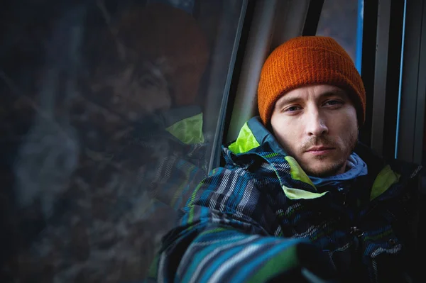 Retrato Jovem Subindo Topo Cabine Teleférico Uma Estância Esqui Contra — Fotografia de Stock