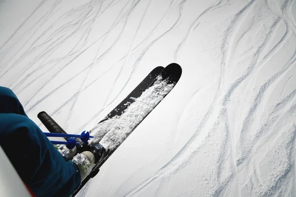 Esquiador Senta Elevador Cadeira Belo Dia Montanhas Alpinas Conceito Esqui — Fotografia de Stock