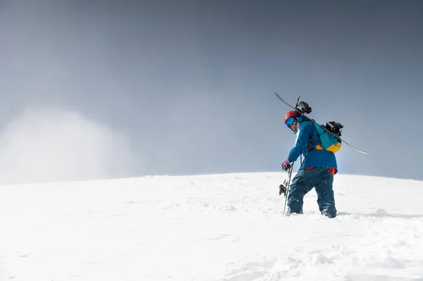 Man Ski Equipment Snowboard Climbs Snowy Mountain Blue Sky Snowy — Stock Photo, Image