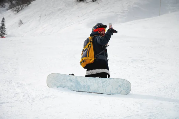 Uno Snowboarder Siede Una Montagna Scatta Foto Paesaggio Invernale Nelle — Foto Stock
