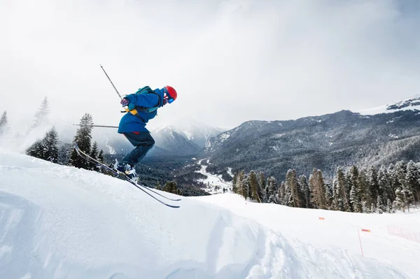 Goed Skiën Besneeuwde Bergen Een Mooie Winterdag Een Ongelooflijke Skisprong — Stockfoto