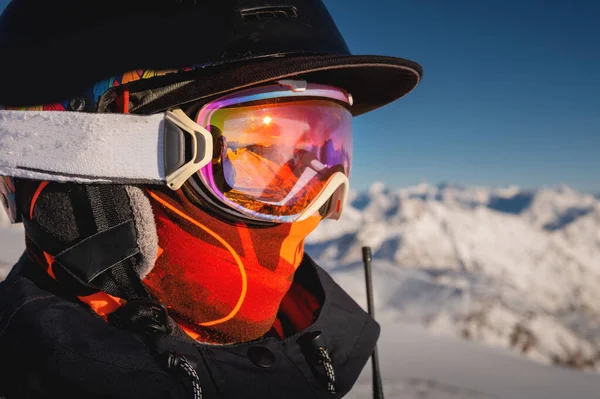 Profil Över Kvinnlig Skidåkare Skidglasögon Fjällen Kvinna Sportskidjacka Och Snowboardsolglasögon — Stockfoto