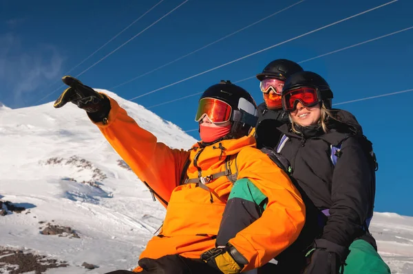 Μια Ομάδα Χαρούμενων Φίλων Διασκεδάζουν Snowboarders Και Σκιέρ Ομάδα Φιλία — Φωτογραφία Αρχείου