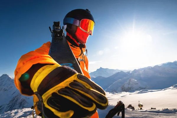Kışın Kayak Yapan Bir Adamın Yakın Plan Portresi Kask Güneş — Stok fotoğraf
