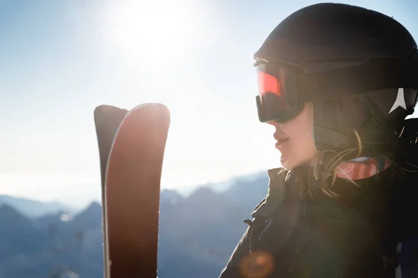 Kasklı Maskeli Sporcu Kadın Portresi Kayak Merkezlerinde Kayak Yapmak Için — Stok fotoğraf