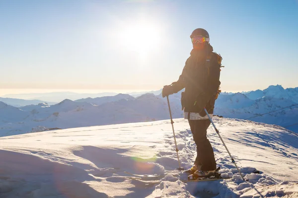 Een Volwassen Meisje Ski Staat Een Berghelling Bewondert Het Berglandschap — Stockfoto