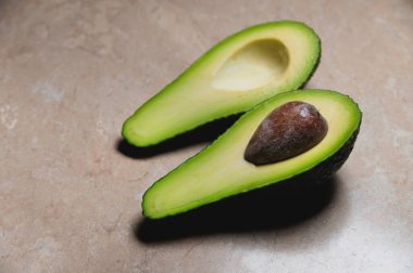 Yakın plan taze sebzeler, siyah arka planlı Zutano avokadosu. Lezzetli bir sebzenin zıt görüntüsü.