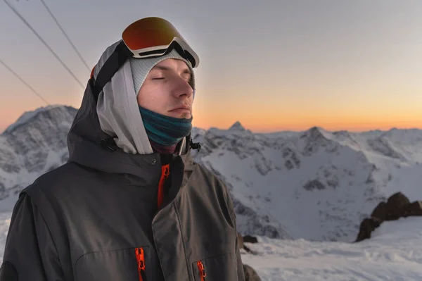Человек Лыжных Очках Фоне Заснеженных Гор Голубого Неба Закате Глаза — стоковое фото