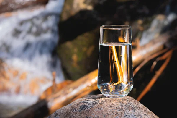 Bicchiere Acqua Una Cascata Bicchiere Vetro Con Acqua Potabile Poggia — Foto Stock