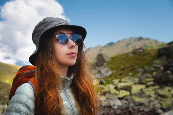 Mutlu Kadın Kız Öğrenci Sırt Çantasıyla Dağlarda Tatil Boyunca Dinleniyor — Stok fotoğraf