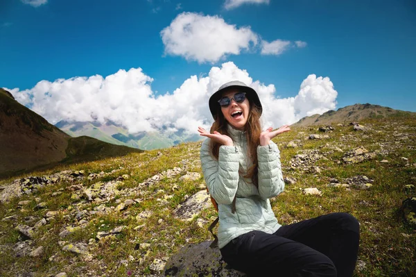 Una Giovane Viaggiatrice Siede Una Roccia Sullo Sfondo Montagne Soffici — Foto Stock