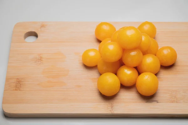 부엌에 노란색 토마토 — 스톡 사진