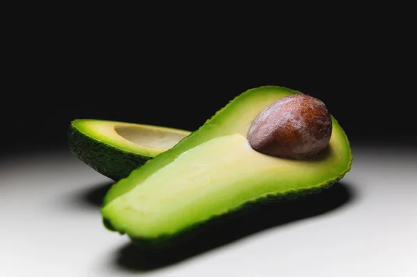 Avocado Auf Altem Holztisch Hälften Auf Holzschale Obst Gesundes Ernährungskonzept — Stockfoto