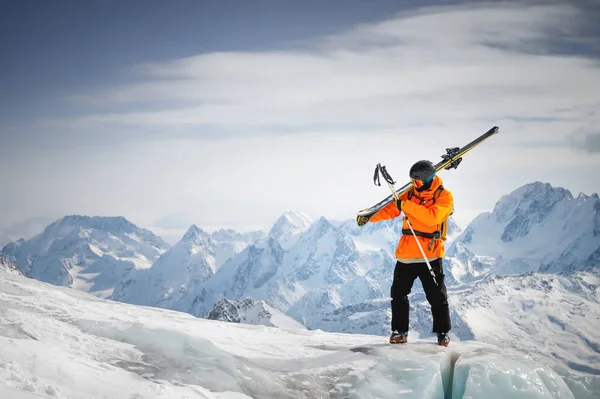 Portrait Young Skier Skis His Shoulder Stands High Mountains Glacier — Stock fotografie