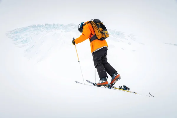Зимний Скитер Фрирайд Облачную Погоду Заснеженные Горы Фоне Ледника Лыжник — стоковое фото