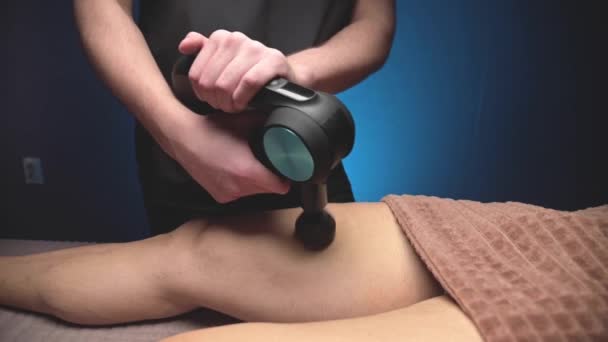 Massagem Close Músculo Coxa Jovem Com Massageador Percussão Filmagens Câmera — Vídeo de Stock