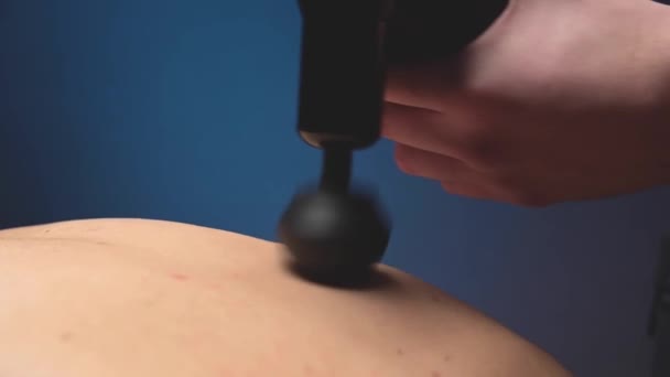 Närbild Slow Motion Slagverk Chock Våg Massage Med Hjälp Elektrisk — Stockvideo