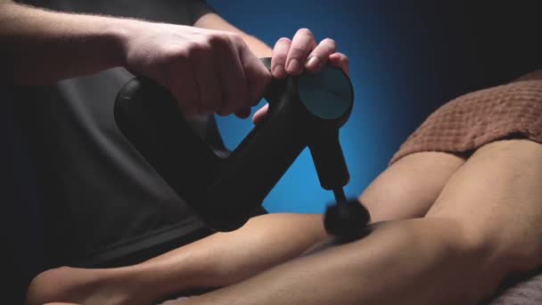 Close Slow Motion Homem Massagista Profissional Fazendo Exercícios Massagem Músculo — Vídeo de Stock