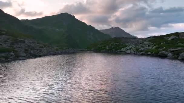 エアビュー 山の中で 山のピークを背景に 新鮮な湖の高さ 水分補給源の淡水 — ストック動画